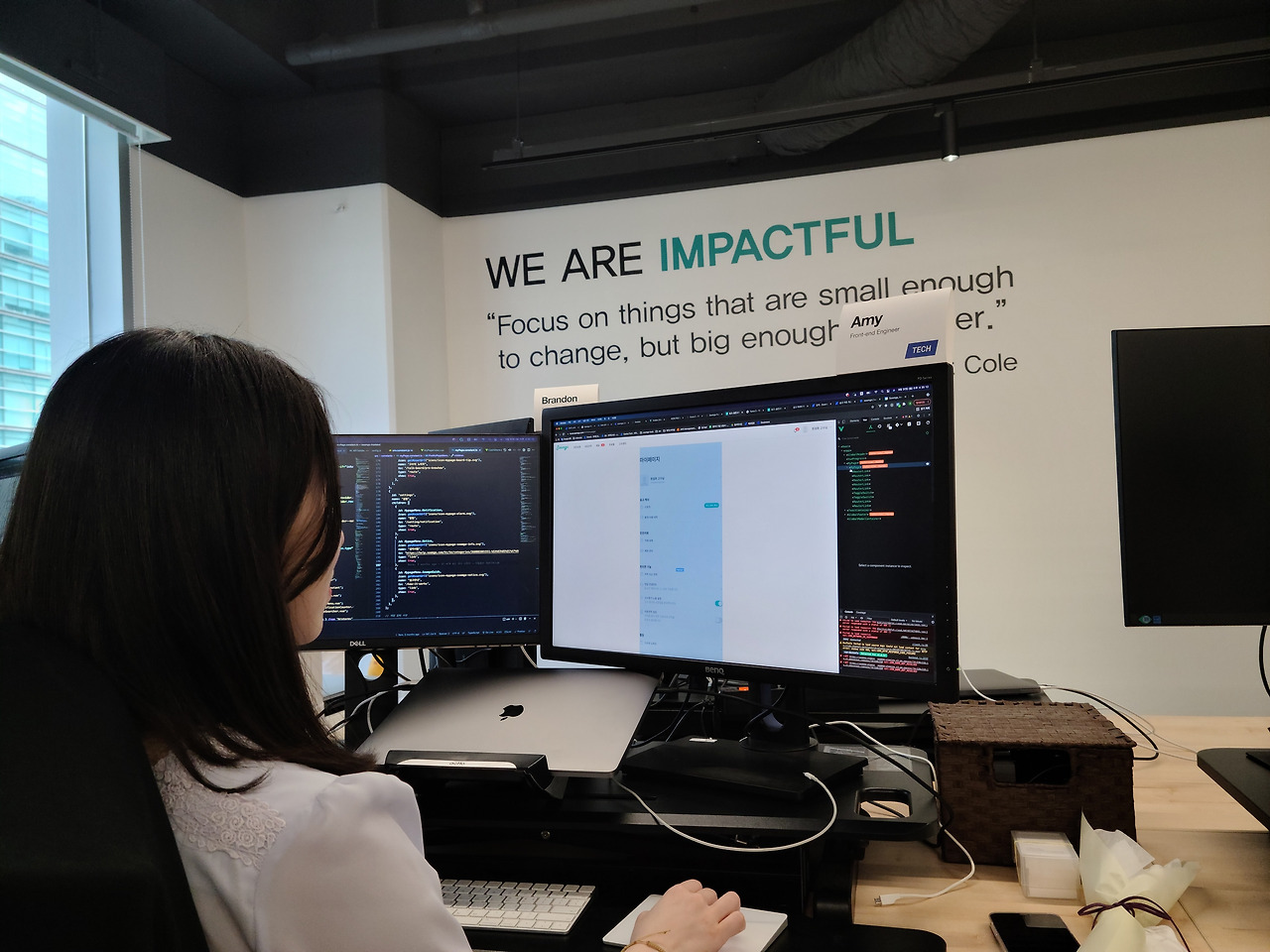 일하기 편한 공간에서 자유롭게 일하기. 눈에 띄는 'WE ARE IMPACTFUL
